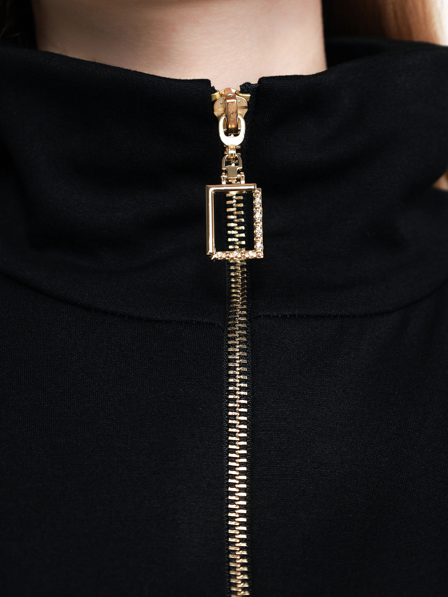 Куртка трикотажная черного цвета прямого кроя